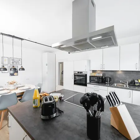 Stadtrand Oase Mit Balkon 아파트